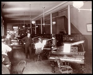 Een showroom van de New England Piano Co., 1895